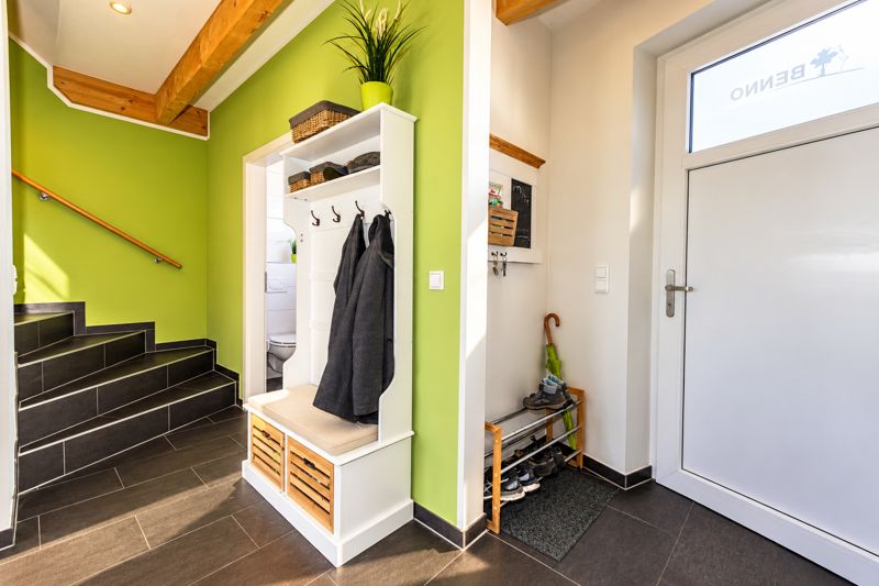 Eingangsbereich mit Garderobe und Treppe