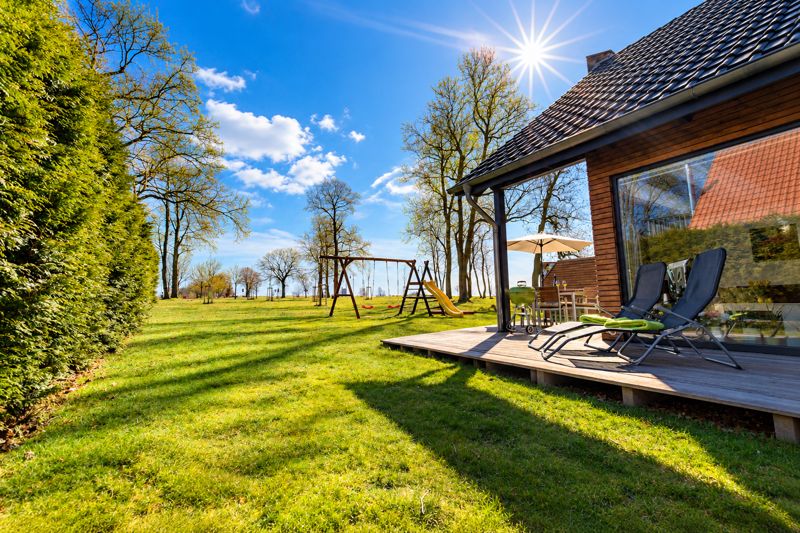 Garten mit Liegestühlen und Spielplatz