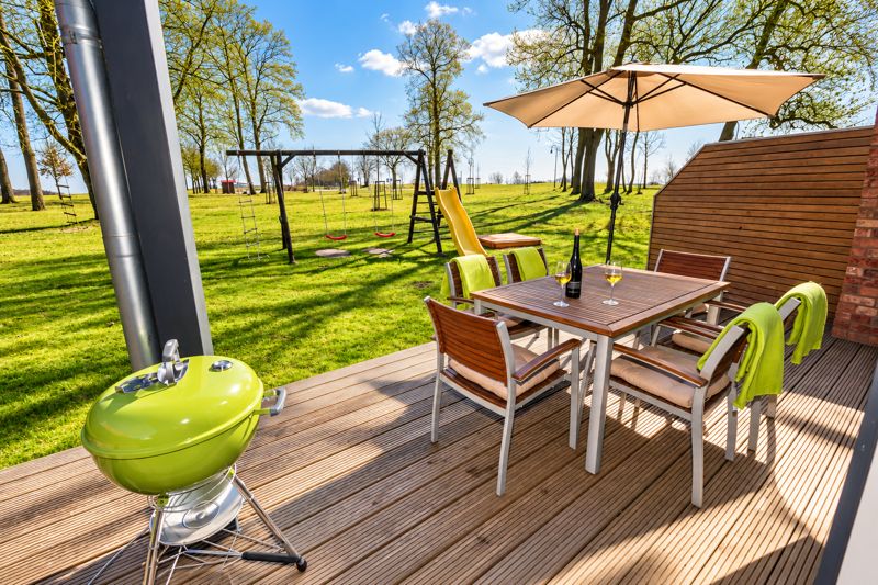 Terrasse mit Grill und Sitzgruppe