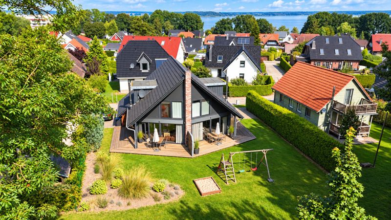Ferienhaus von oben mit Garten und Fleesensee