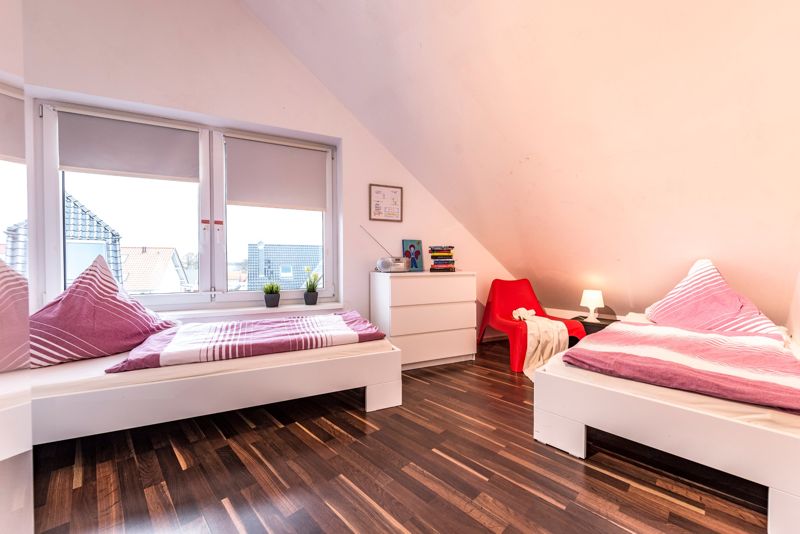 Schlafzimmer mit zwei Einzelbetten