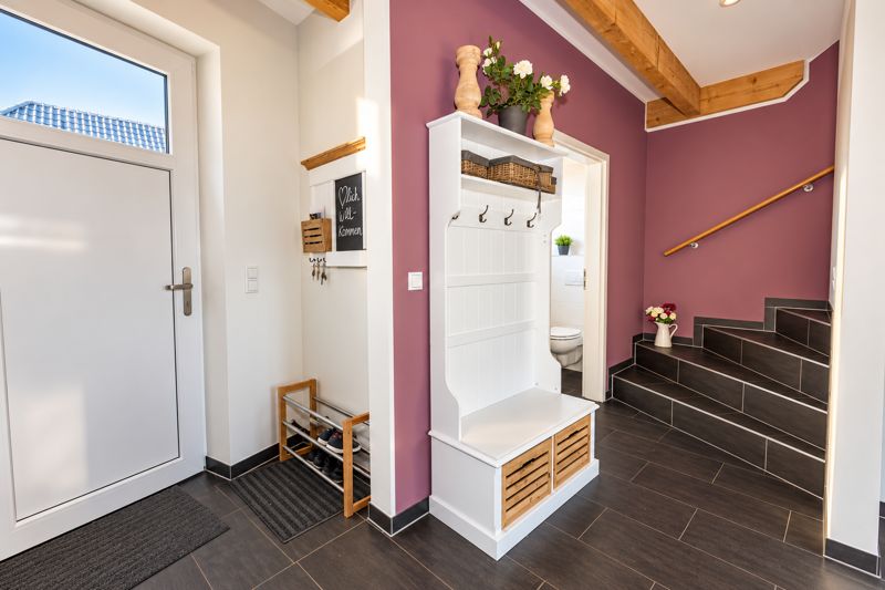 Eingangsbereich mit Garderobe und Treppe