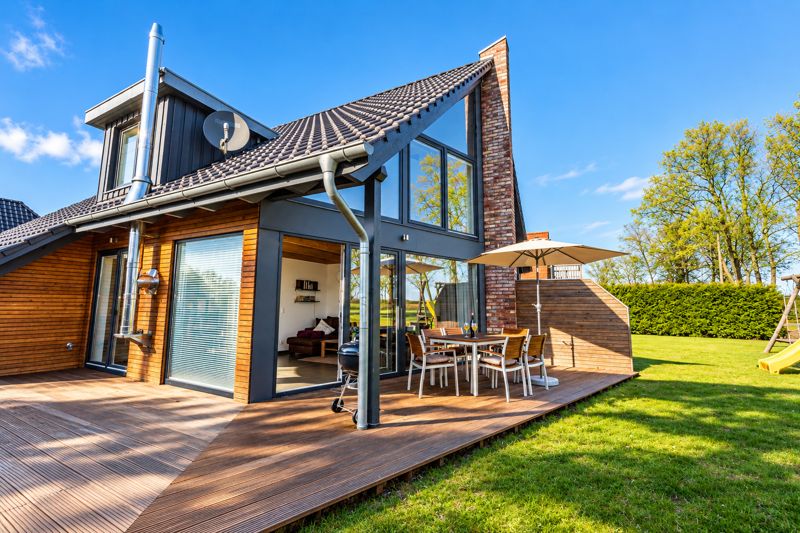 Gartenseite mit großer Holzterrasse