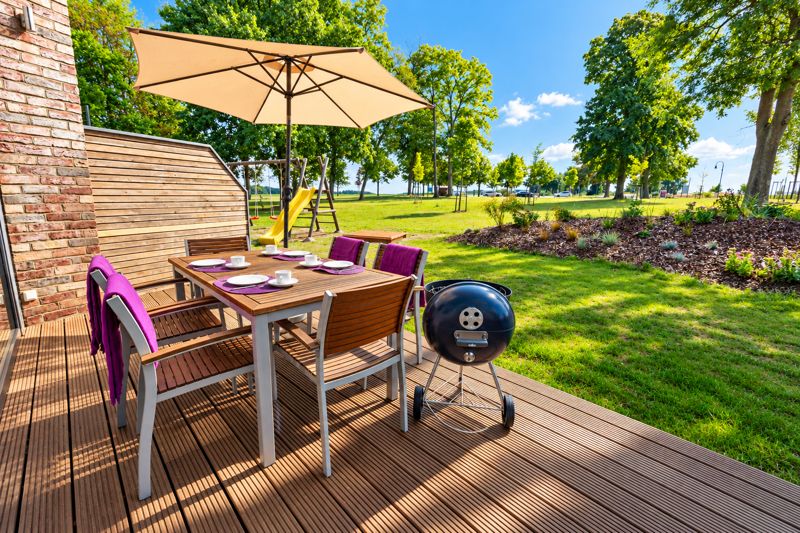 Gedeckte Terrasse mit Blick in den Garten